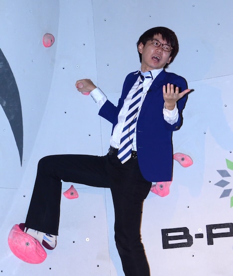 ボルダリングに挑戦しながら司会にツッコむ小宮。