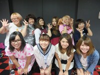 下段左からラムズ風間、庄司美吹、鈴木ゆうな、あやねぇ。上段左から橘・ぐっち、ラムズ石田、ゆにばーす・はら、D-ハツラツ山内、ちんぺい・ゆっちゃん、石川ことみ。