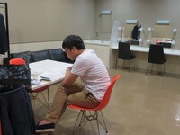 本番前の楽屋で準備してきたノートとにらめっこ中の山里。