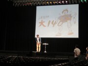 リハーサル中の山里。