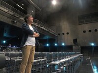 大きい会場を見渡す山里。