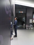 入場直前、観客に揉みくちゃになることを心配する山里。