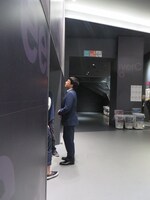 入場直前、観客に揉みくちゃになることを心配する山里。