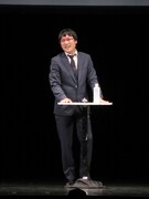 溝人たちの笑いに喜ぶ山里。