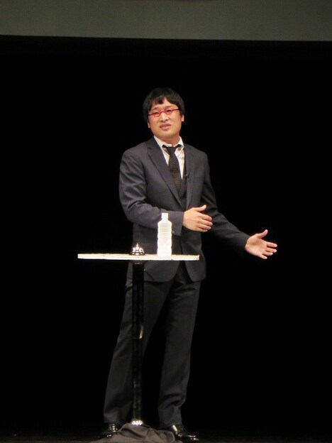 溝人たちのつれない反応に戸惑う山里。