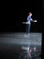 エンディングで、このあとアンコールがあると思っている山里。