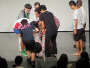 運ばれながら「触ってあげペー」とささやく永野。