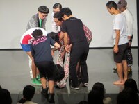 運ばれながら「触ってあげペー」とささやく永野。