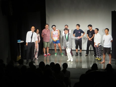 永野の提案により、くぼたの婦人服ボケに笑わないが一礼する観客たち。