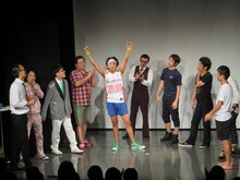 「2014年度ノーセンスユニークボケ王決定戦～後半～」優勝のサンシャイン池崎（左から5番目）。