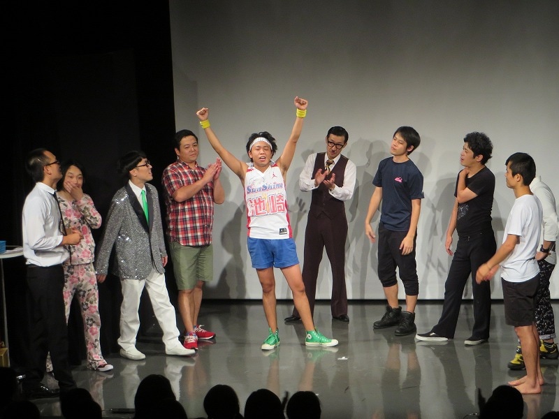 「2014年度ノーセンスユニークボケ王決定戦～後半～」優勝のサンシャイン池崎（左から5番目）。