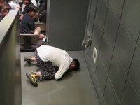 壁に向かって土下座する団長。