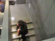 団長に負けじと壁に向かってギャグをするちゅうえい。