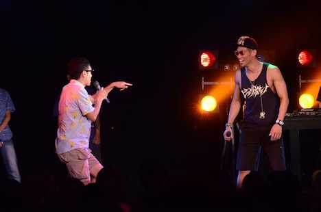 天津・木村とレイザーラモンHGによるラップバトルの様子。