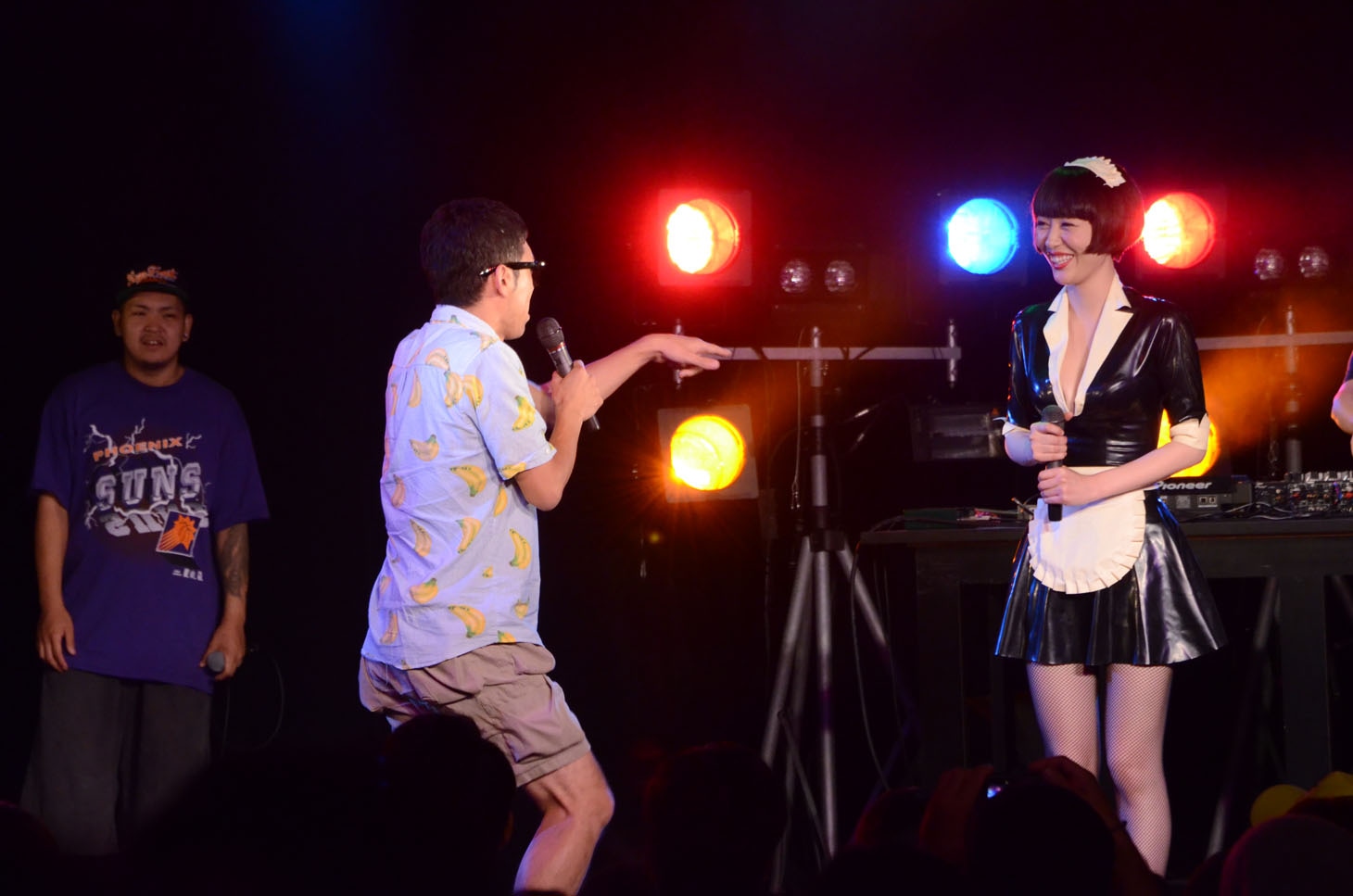 天津・木村と宇都宮まきによるラップバトルの様子。