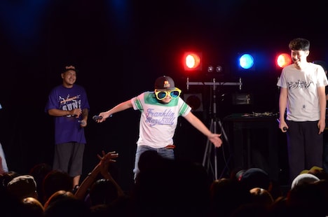 小籔千豊とのラップバトルを制した土肥ポン太。「エコポン太」コールに応える。