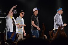 ラップバトルのコーナーに参戦した天津と野性爆弾（左から）。