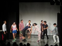 大騒ぎのオープニング。