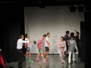 オープニングで帰ろうとする出場者たち。