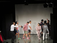 オープニングで帰ろうとする出場者たち。