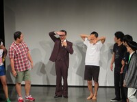 どちらがイワイガワ・ジョニ男でどちらがハブかを当てさせようとするジョニ男（左から2番目）とハブ（左から3番目）。