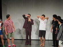 どちらがイワイガワ・ジョニ男でどちらがハブかを当てさせようとするジョニ男（左から2番目）とハブ（左から3番目）。