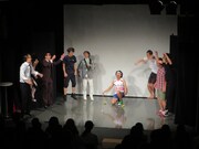 2トンのリストバンドに飛びあがる出場者たち。