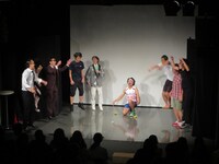 2トンのリストバンドに飛びあがる出場者たち。