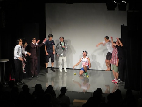 2トンのリストバンドに飛びあがる出場者たち。