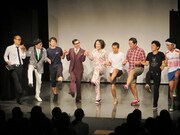 永野（左から5番目）を中心に始まったラインダンス。