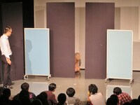 壁の隙間から覗いているハブのひよこまんじゅう。