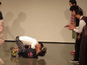 急に舞台に乱入し、篠宮にキスをする安田大サーカス・団長。