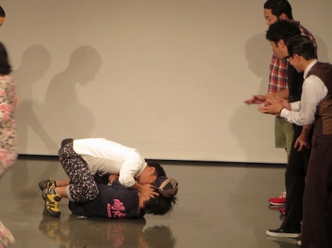 急に舞台に乱入し、篠宮にキスをする安田大サーカス・団長。