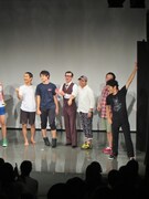 即興連続ボケで一体感を深めた出場者たち。