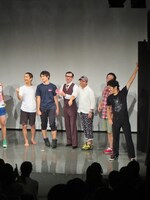 即興連続ボケで一体感を深めた出場者たち。