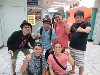 トンファーりゅーじのボクシングプロデビュー戦を応援に来た相方の山西、マキシマムパーパーサムつよし、タモンズ（左上から）。ロシアンモンキーすーなか、しっかり者のタカシくん（左下から）。