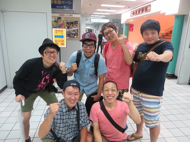 トンファーりゅーじのボクシングプロデビュー戦を応援に来た相方の山西、マキシマムパーパーサムつよし、タモンズ（左上から）。ロシアンモンキーすーなか、しっかり者のタカシくん（左下から）。