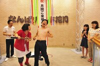 「なんばグランド花月入場者10万人突破セレモニー」(c)吉本興業