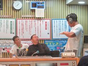 「ジョブジョブダンス」の正しい形を教えるオードリー春日。