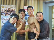 「オードリーのオールナイトニッポン」でアメリカンプロレスラーとマネージャーになりきってポーズをとるオードリーとレイザーラモン。