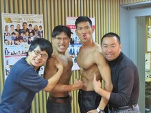 「オードリーのオールナイトニッポン」でアメリカンプロレスラーとマネージャーになりきってポーズをとるオードリーとレイザーラモン。