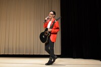 最初にステージに姿を現した角田。