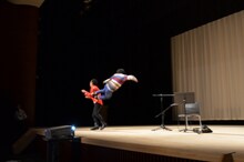 角田にドロップキックを決める升野（バカリズム）。