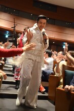 客席から現れた川島社長（劇団ひとり）。