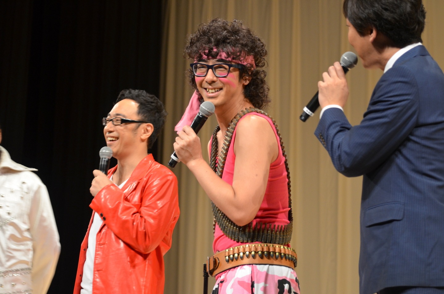 役柄のままトークはできないと即答した豊本（中央）。