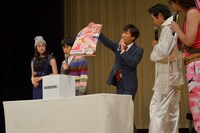 プレゼント抽選会の模様。中央は東京03・飯塚。