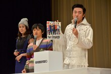 プレゼント抽選会の模様。右は劇団ひとり。
