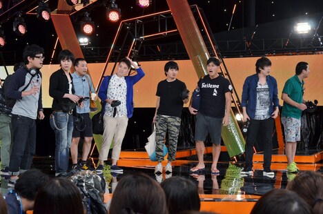 スタジオに集結してアイマスクとヘッドフォンを外し、しばらく騒然とする一同。