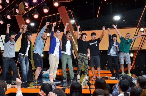 新番組の始動に際して気合を入れる9名。