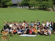 「武将様とゴエ爺と行く！灼熱の摩訶不思議珍道中（ミステリーツアー）」の記念撮影。